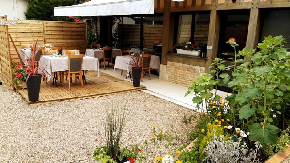 Le Dauphin - terrasse restaurant gastronomique - le Breuil-en-Auge - Terre d'Auge - Pays d'Auge - Calvados - Normandie