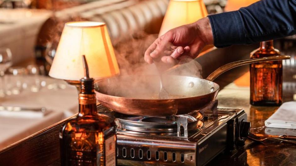 Crêpe Suzette flambée en salle Restaurant Le Drakkar Deauville - crédit photo TravelBuds