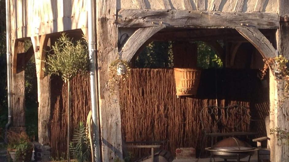 Gîte Le Manoir de la Porte - extérieur - terrasse - charreterie - Les Authieux-sur-Calonne - Pays d'Auge - Calvados - Normandie