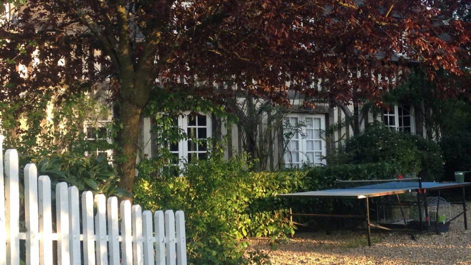 Gîte Le Manoir de la Porte - colombages - extérieur - table de ping-pong - Les Authieux-sur-Calonne - Pays d'Auge - Calvados - Normandie
