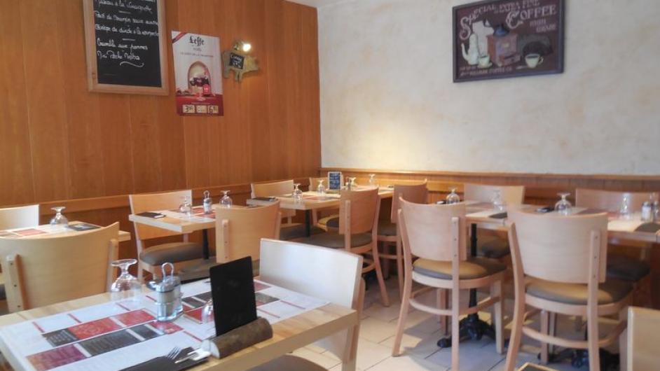 Brasserie le Normandie - spécialités normandes - tables intérieur - Pont-l'Evêque - Normandie - Calvados 