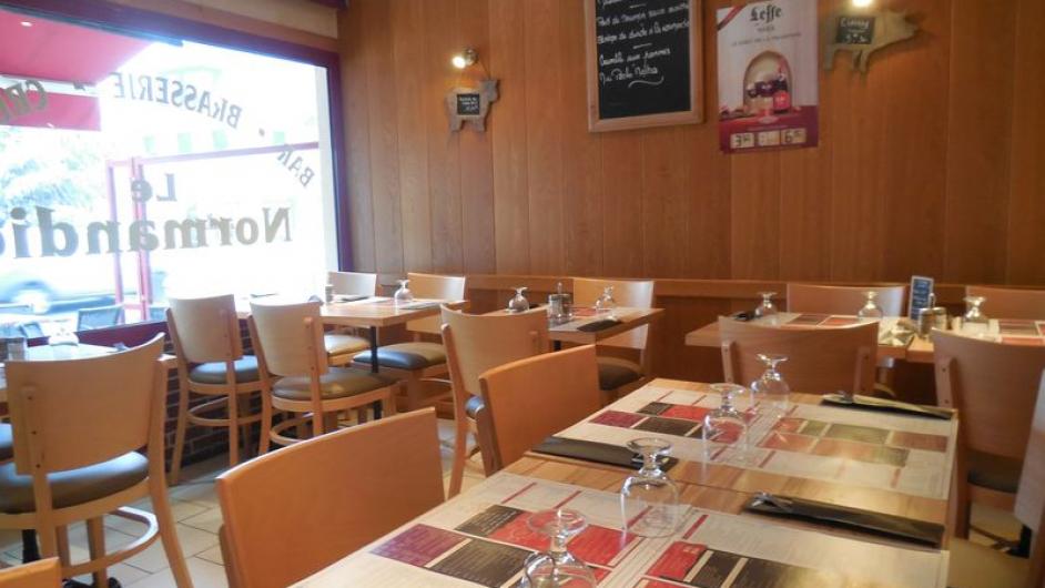 Brasserie le Normandie - spécialités normandes - tables intérieur - Pont-l'Evêque - Normandie - Calvados 