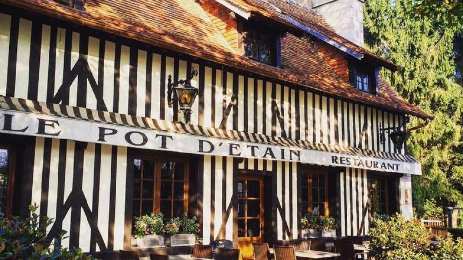 Restaurant Le Pot d'Etain - façade avant - colombage - terrasse - extérieur - Manerbe - Normandie - Calvados 
