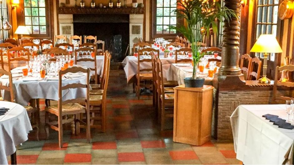 Restaurant Le Pot d'Etain - salle intérieur - tables - Manerbe - Normandie - Calvados 