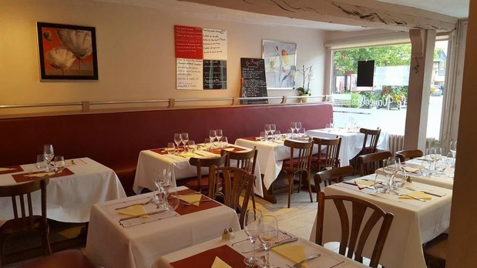Restaurant Le Vaucelles - salle intérieur - tables - Pont-l'Evêque - Normandie - Calvados