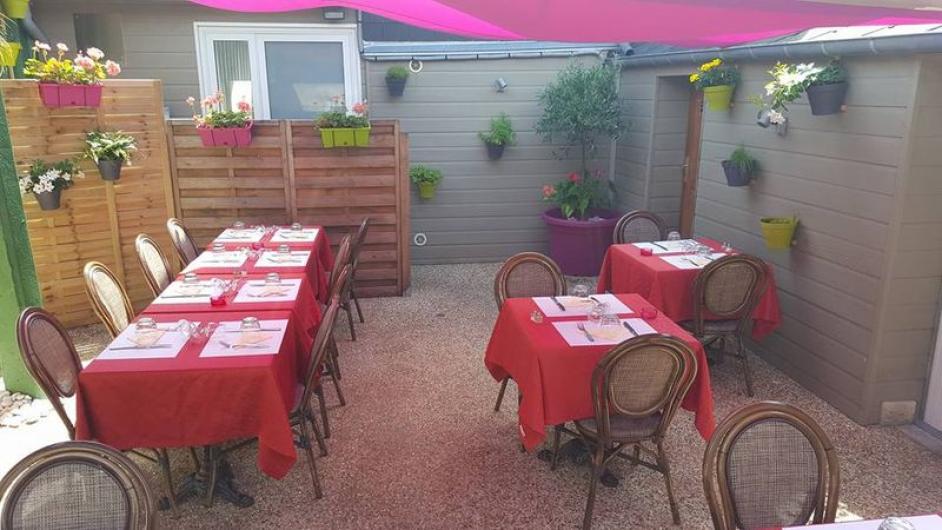 Restaurant Le Vaucelles - extérieur - tables - terrasse - Pont-l'Evêque - Normandie - Calvados