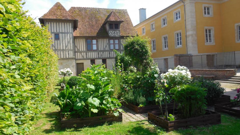 Les Dominicaines, espace culturel et Arthothèque - extérieur - jardin de plantes médicinales - Pont-l'Evêque - Normandie - Calvados 