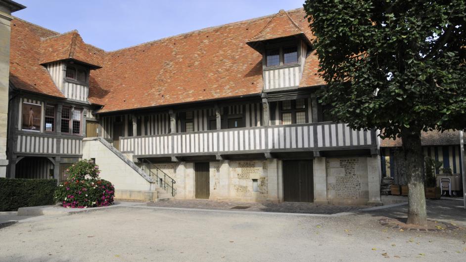 Les Dominicaines, espace culturel et Arthothèque - couvent - extérieur - Pont-l'Evêque - Normandie - Calvados 