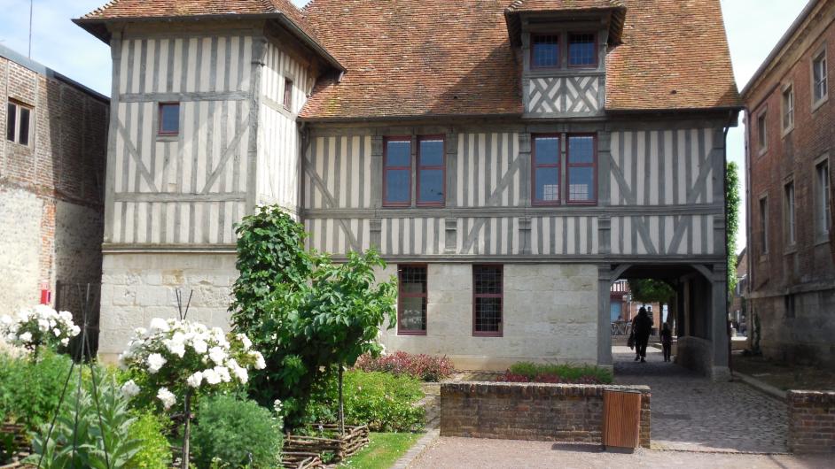 Les Dominicaines, espace culturel et Arthothèque - extérieur - façade avant - Pont-l'Evêque - Normandie - Calvados 