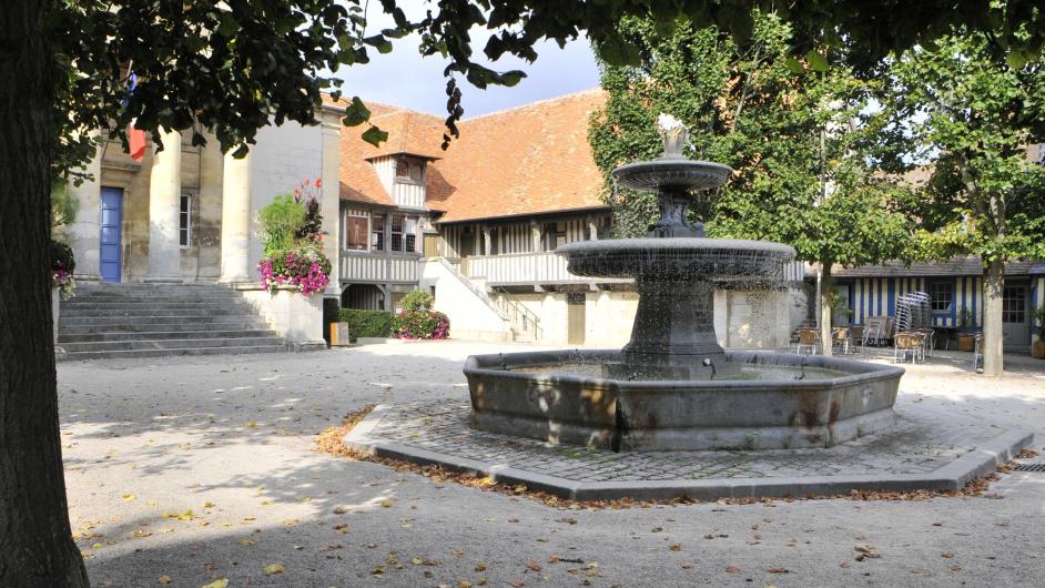 Les Dominicaines, espace culturel et Arthothèque - extérieur - fontaine - jardin - Pont-l'Evêque - Normandie - Calvados 