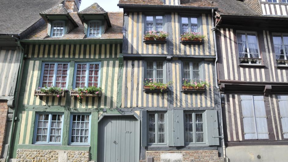 Les maisons à colombages -- maison normande - Variété des couleurs - Rue de Vaucelles - vieux quartier de Pont-l'Evêque - Pays d'Auge - Normandie - Calvados