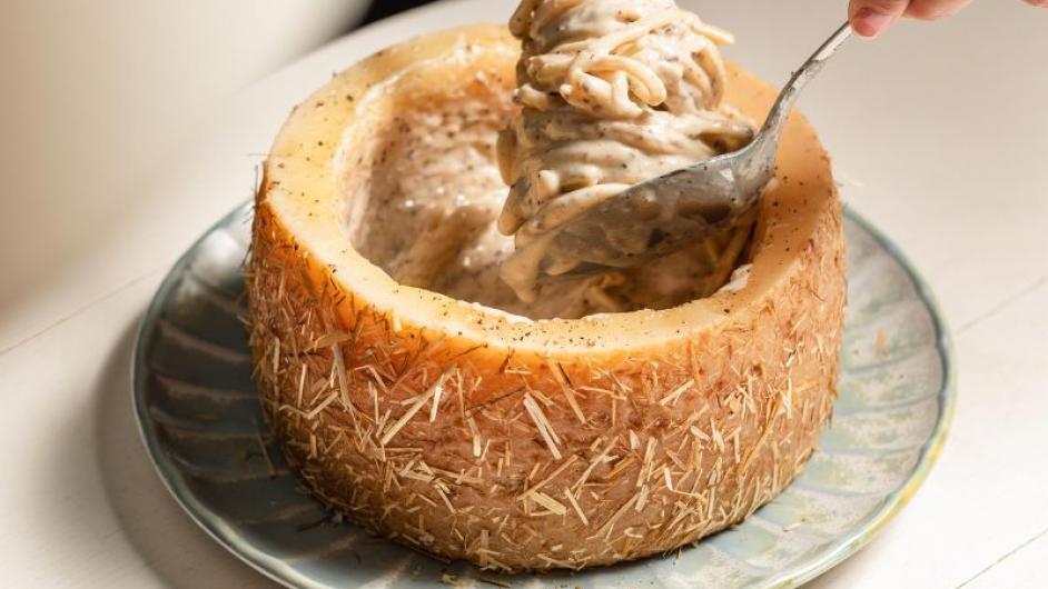 Linguine Cacio e pepe servis dans la meule -crédits photos _The Travelbuds