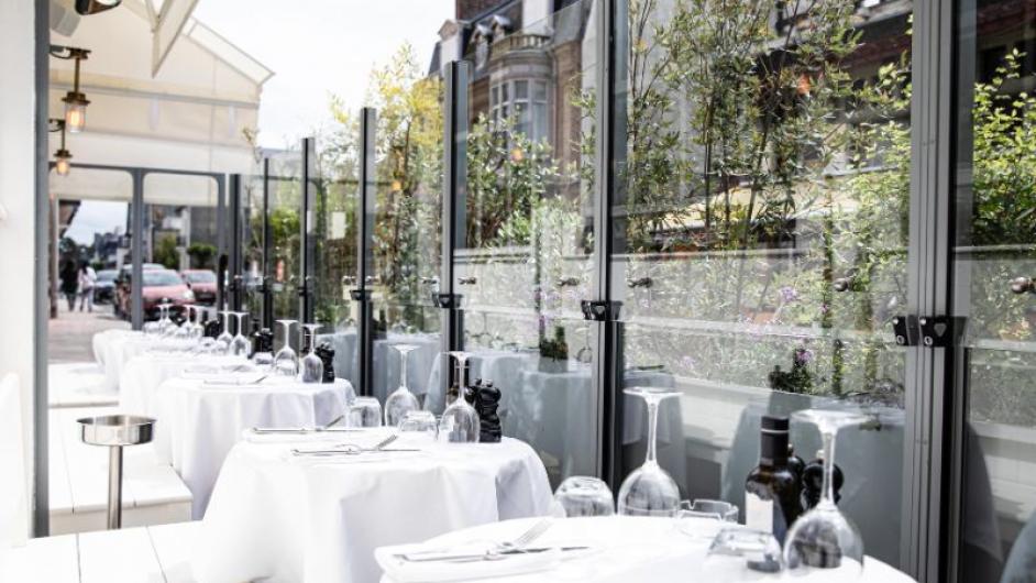 terrasse restaurant les planches - crédits photos _ The Travel Buds