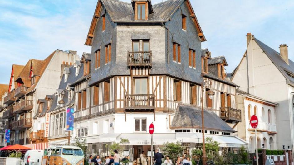 Entrée extérieure restaurant Les Planches - crédits photos _ The Travelbuds