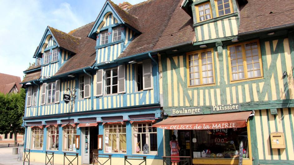 rue Saint-Michel - vieux quartier de Pont-l'Evêque - colombage - Normandie - Calvados