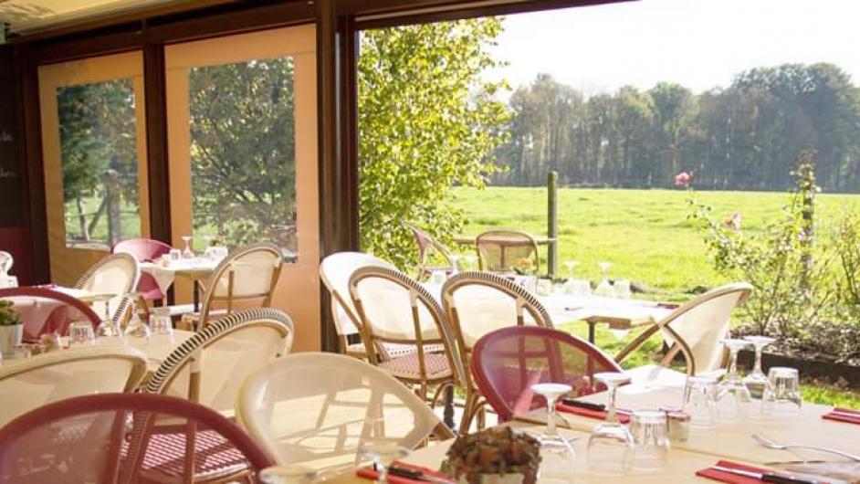 Restaurant Les Saveurs d'Antan - terrasse intérieur - tables - Saint-Gatien-des-Bois - Normandie - Calvados