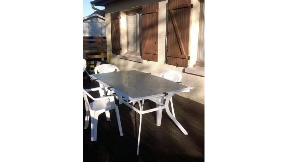 Gîte M. et Mme Bedel Agnès et Yves - extérieur - terrasse - façade de la maison - Branville - Normandie - Calvados 