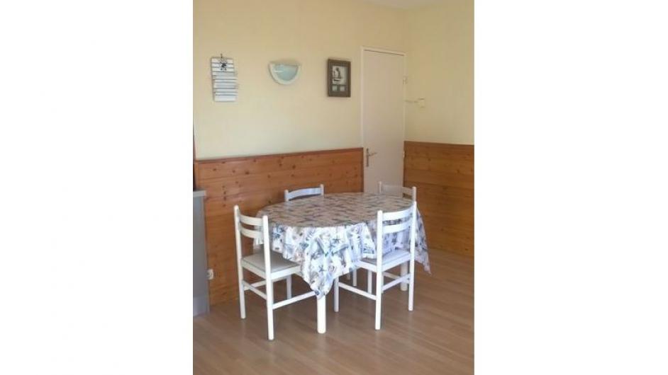 Gîte M. et Mme Bedel Agnès et Yves - salle à manger - table - intérieur - Branville - Normandie - Calvados