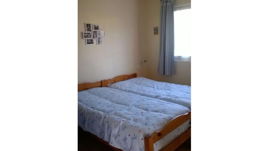 Gîte M. et Mme Bedel Agnès et Yves - chambre 2 personnes - lits simples - intérieur - Branville - Normandie - Calvados