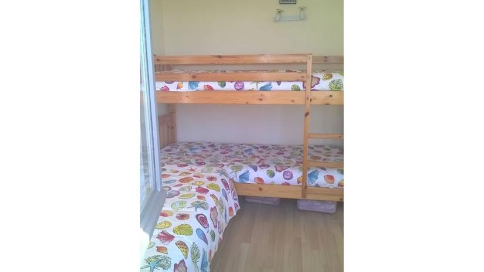 Gîte M. et Mme Bedel Agnès et Yves - chambre 1 à 3 personnes - intérieur - lit simple - lits superposés - Branville - Normandie - Calvados