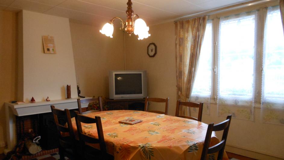 Gîte - M. Vimare - salle à manger - intérieur - cheminée - tv - Beaumont-en-Auge - Normandie - Calvados