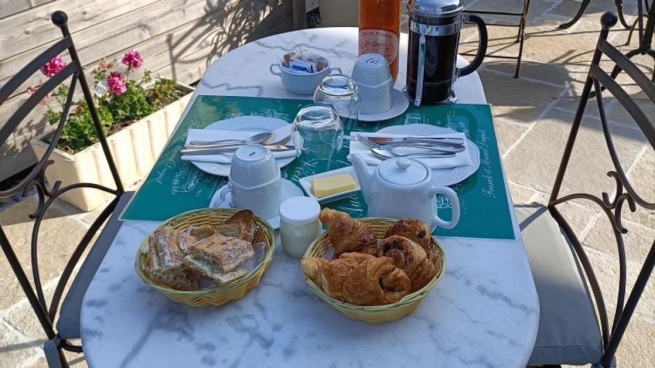 Terrasse petit déjeuner Auberge du Vieux Tour Canapville Terre d'Auge Calvados Normandie
