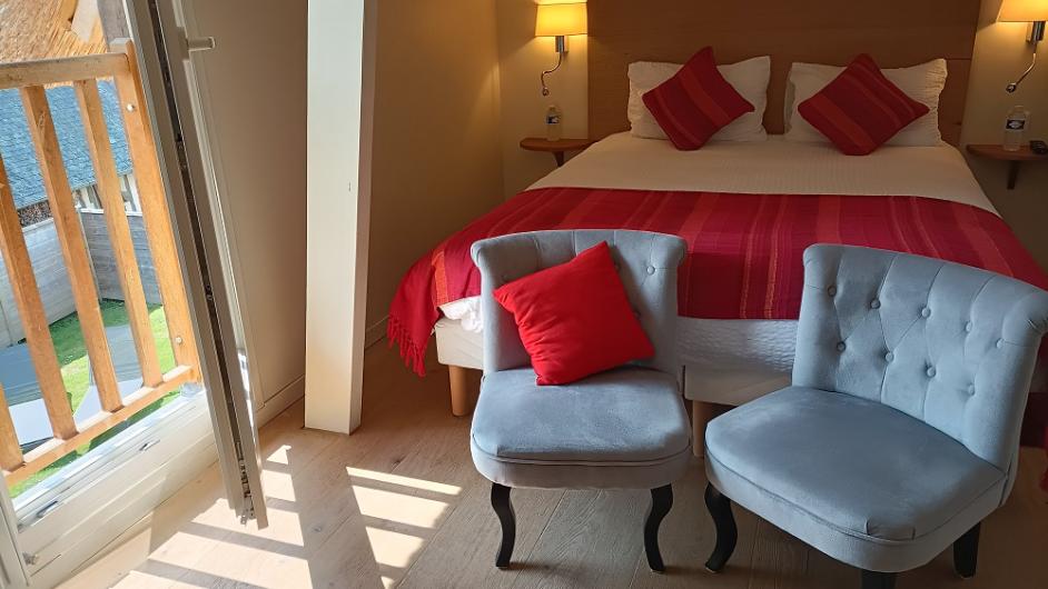 Chambre cerise Auberge du Vieux Tour Canapville Terre d'Auge Calvados Normandie