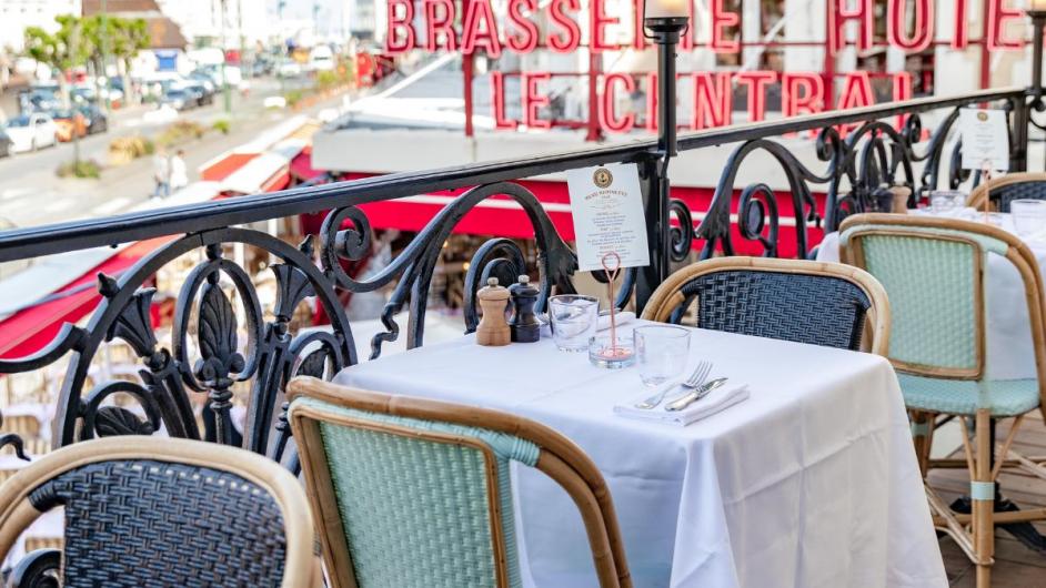 Restaurant Marinette Trouville-sur-Mer - vue terrasse étage -  crédit photo TravelBuds