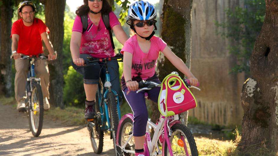 Famille en vélo sur les routes du Pays d'Auge - G. Wait