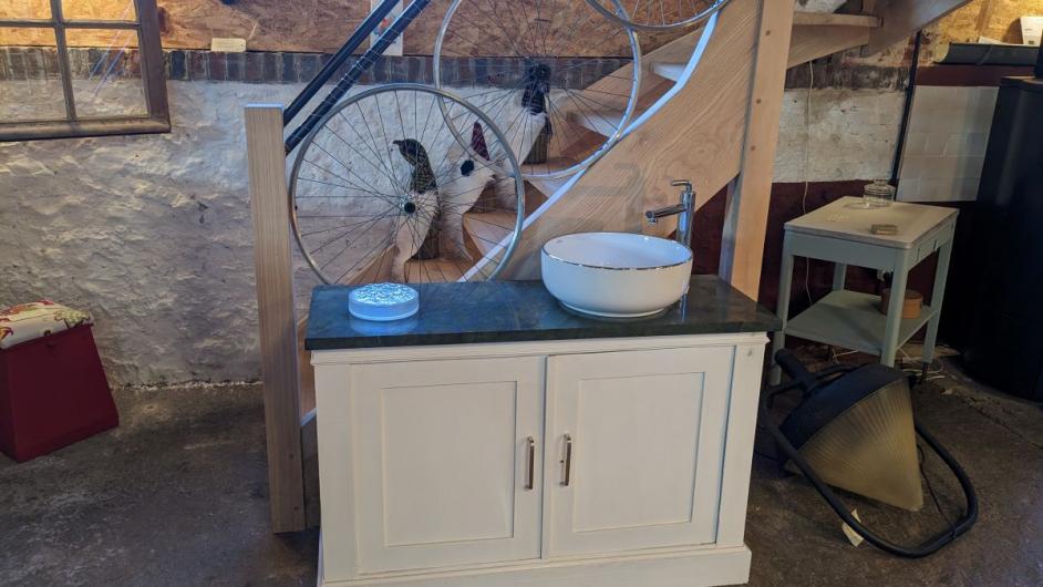 mobilier de salle de bain - meuble vasque avec une vieille commode