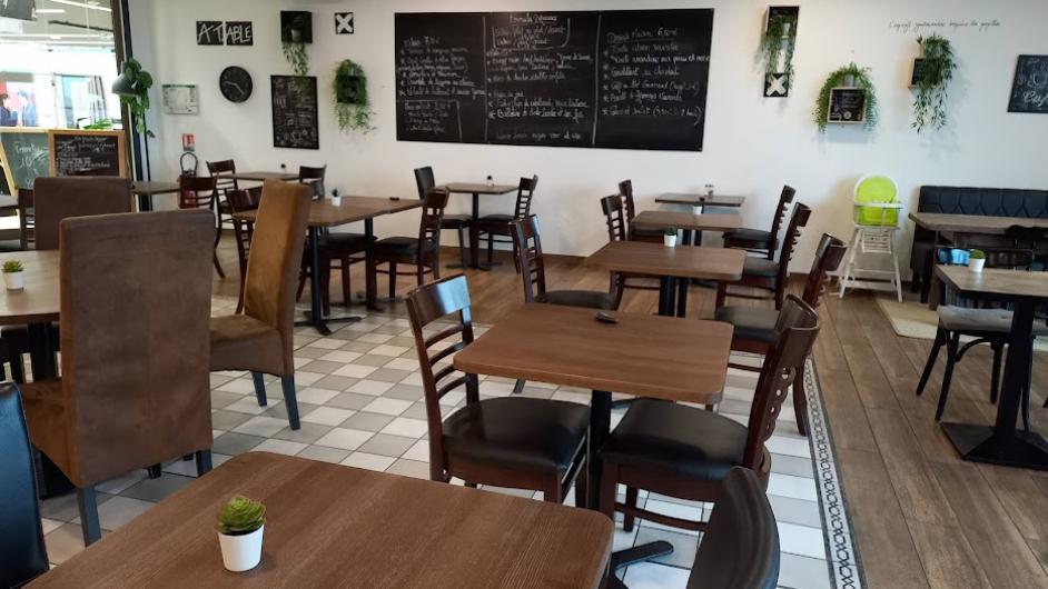 Restaurant A table - intérieur - Pont-l'Evêque - Calvados - Pays d'Auge - Normandie