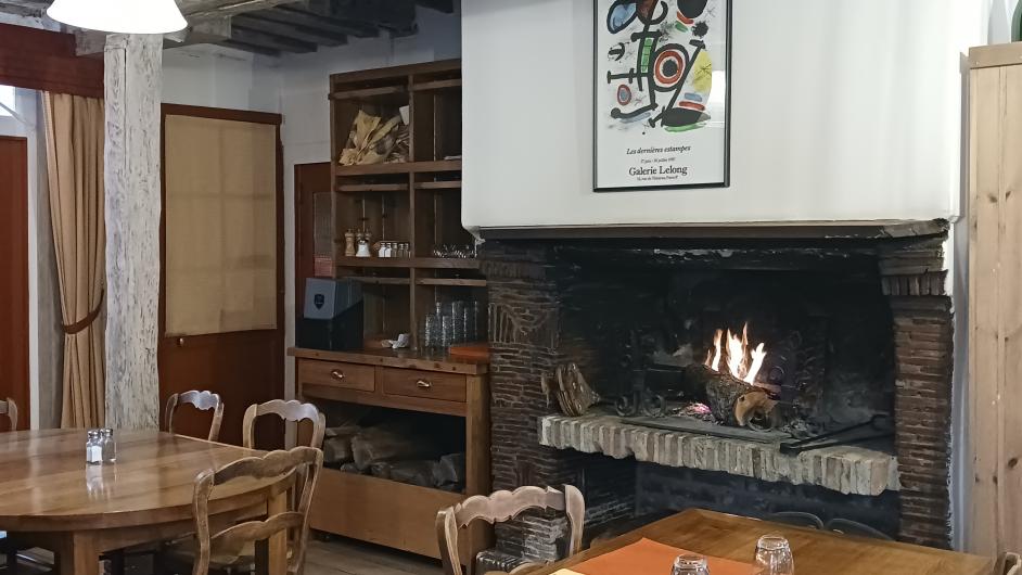 Salle feu de cheminée colombages Auberge des Dominicaines