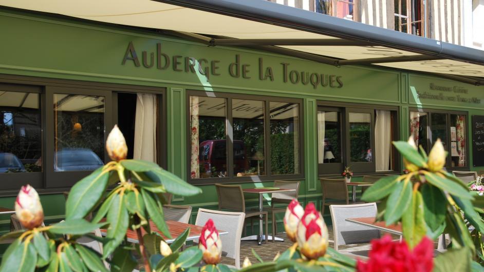 Restaurant l'Auberge de la Touques - enseigne - extérieur - terrasse - Pont-l'Evêque - Normandie - Calvados 