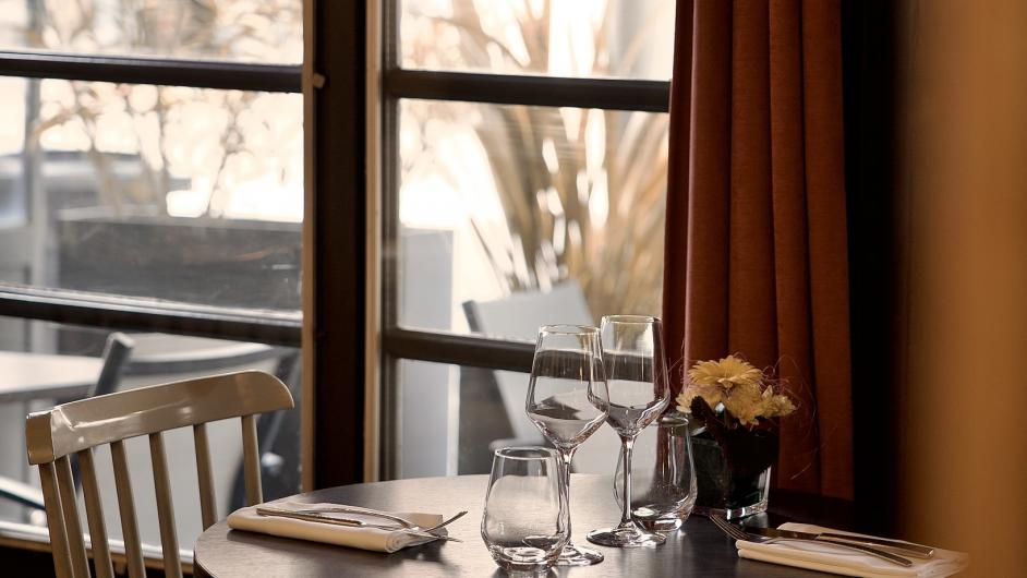 Salle table dressée restaurant La Clé de Sole - Pont-l'Evêque 