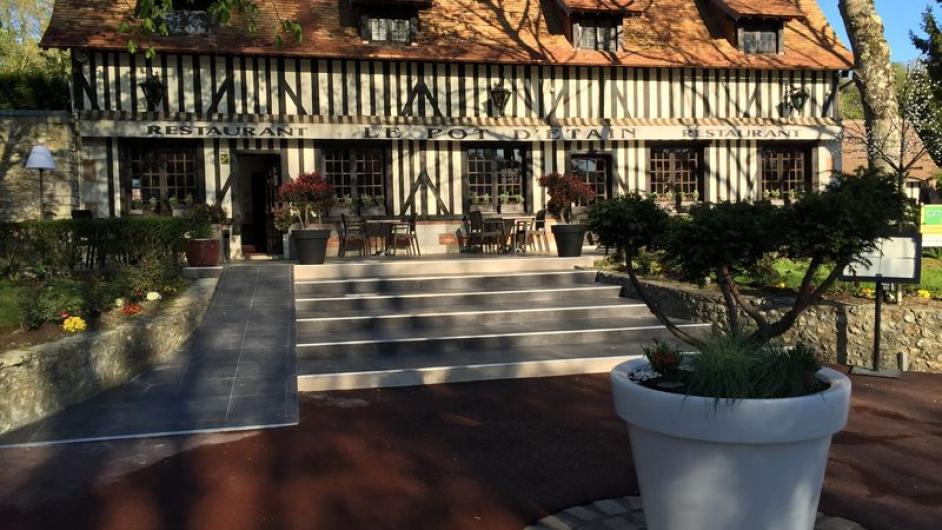 Restaurant Le Pot d'Etain - façade - extérieur - colombage - terrasse - entrée - Manerbe - Normandie - Calvados 
