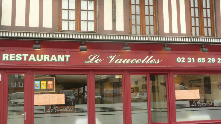 Restaurant Le Vaucelles - façade avant - entrée - extérieur - Pont-l'Evêque - Normandie - Calvados