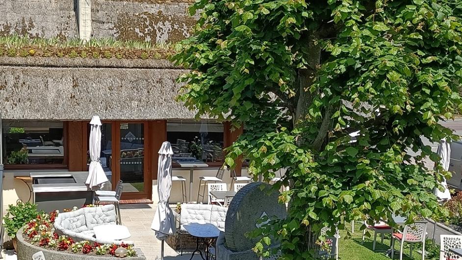 Terrasse Auberge du Vieux Tour Canapville Terre d'Auge Calvados Normandie
