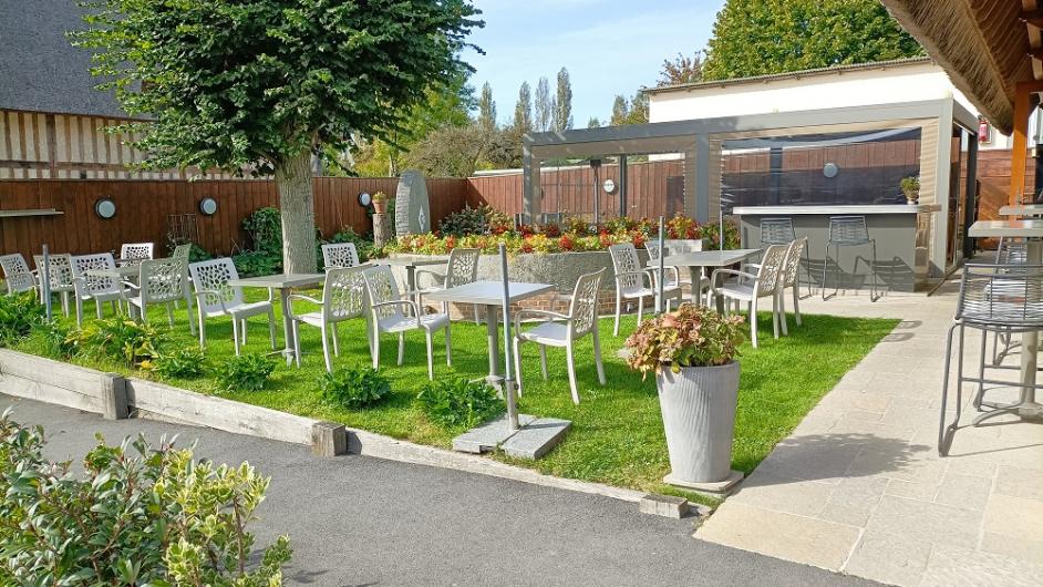 Terrasse Auberge du Vieux Tour Canapville Terre d'Auge Calvados Normandie