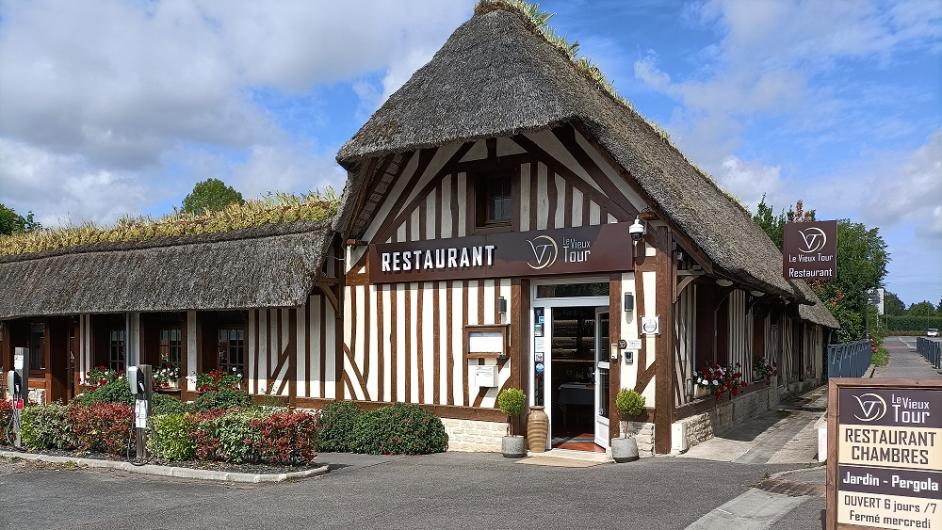 Devanture auberge Le Vieux Tour chaumière