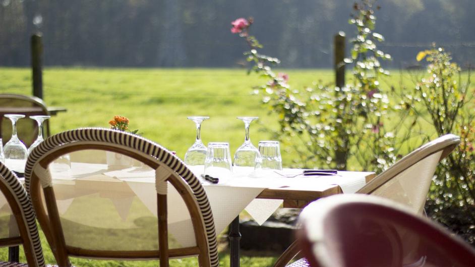 Restaurant Les Saveurs d'Antan - terrasse - extérieur - table - Saint-Gatien-des-Bois - Normandie - Calvados