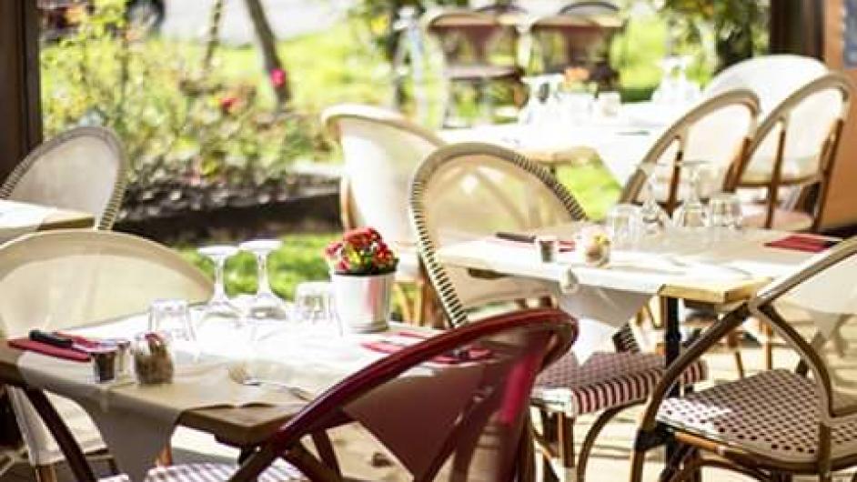 Restaurant Les Saveurs d'Antan - terrasse - extérieur - table - Saint-Gatien-des-Bois - Normandie - Calvados