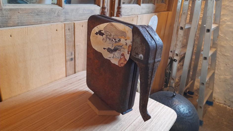 creation - un bidon, un livre et un objet de decoration prend vie