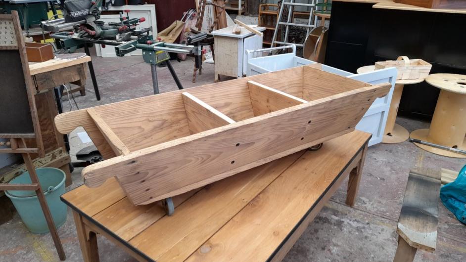 travail du bois - un coffre a jouet a partir d'un outil de boulanger