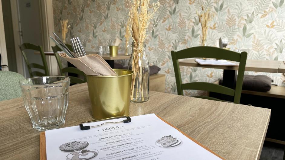 Salle et carte WOM Coffee Shop Pont-l'Evêque